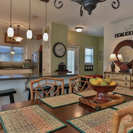Aventon - Is A 3 Bedroom Home That Is An Easy Walk To The Beach With Communal Pool